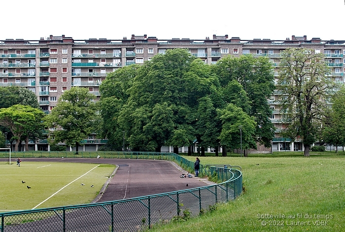 L'immeuble Champagne à Sotteville-lès-Rouen vu de l'Espace Marcel Lods