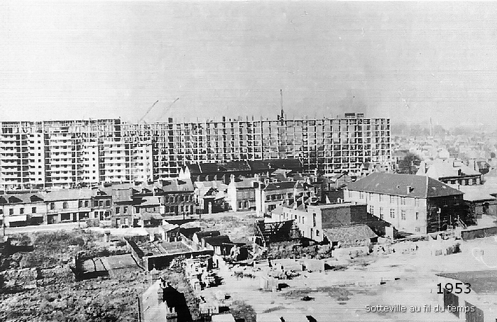 Chantier de l'immeuble Champagne en 1953 à Sotteville-lès-Rouen (Reconstruction d'après-guerre)
