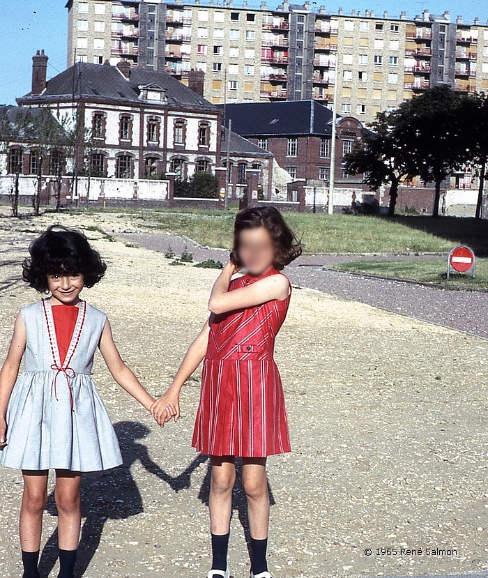 Nathalie Salmon petite en 1965 dans la Zone Verte (Espace Marcel Lods) en pleine construction (école Michelet en arrière plan). Sotteville-lès-Rouen.