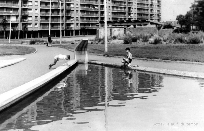 Bassin avec de l'eau dans la Zone Verte (Espace Marcel Lods) pendant la reconstruction de Sotteville-lès-Rouen 