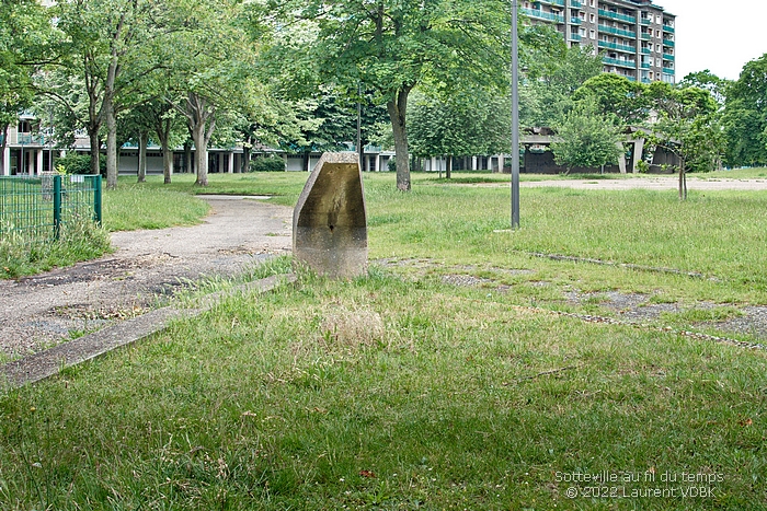 Ancien bassin de la Zone Verte (Espace Marcel Lods), créé à la reconstruction de Sotteville-lès-Rouen, maintenant comblé de terre et de gazon