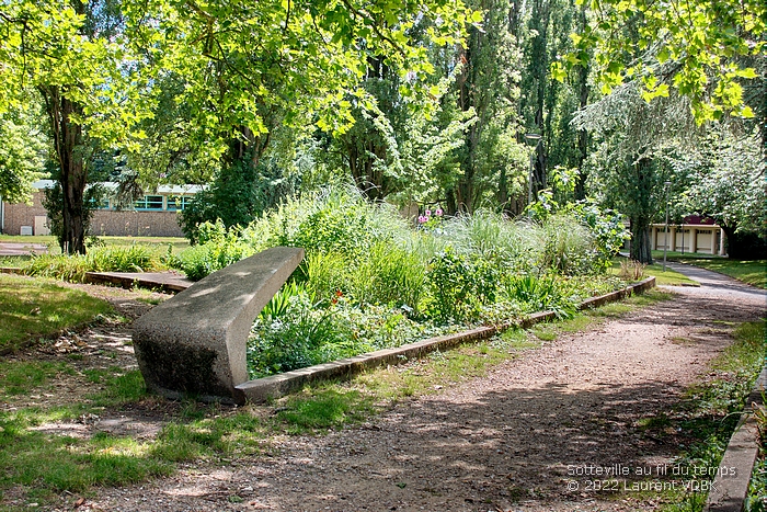 Ancien bassin de la Zone Verte (Espace Marcel Lods) créé à la reconstruction de Sotteville-lès-Rouen, maintenant remplis de terre et transformé en massif planté