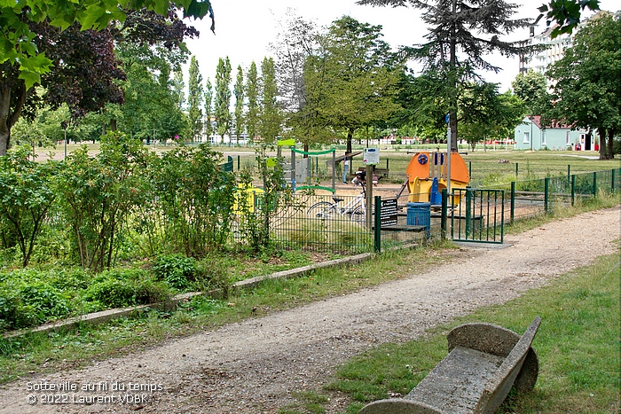 Ancien bassin de la Zone Verte (Espace Marcel Lods) créé à la reconstruction de Sotteville-lès-Rouen, maintenant comblé et transformé en jardin et parc de jeux pour enfants