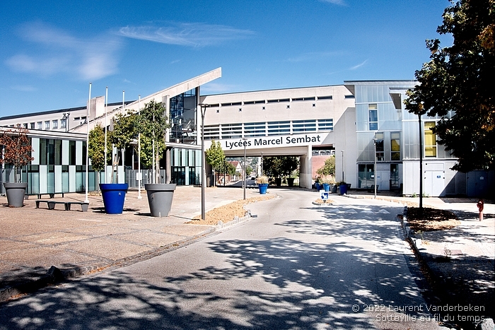 Sotteville-lès-Rouen, le lycée Marcel Sembat et l'ilot aménagé sur la rue Léon Salva