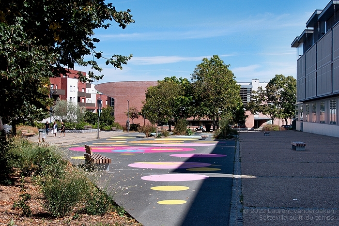 Sotteville-lès-Rouen, l'esplanade François Mitterrand décorée par le graffeur Cosmoh, le long de la rue Léon Salva 
