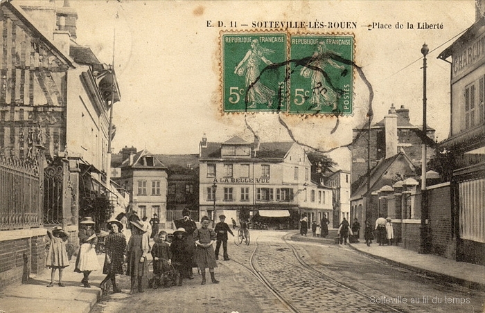 Place de la Liberté : carrefour entre les la rue Pierre Corneille, la rue de Paris et la rue Hoche à Sotteville-lès-Rouen - Vieille photo d'époque avec tramway.