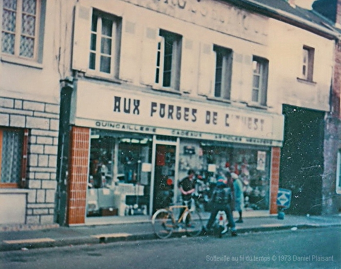 Devanture moderne du magasin "Aux Forges de l'Ouest" rue de Paris à Sotteville-lès-Rouen 