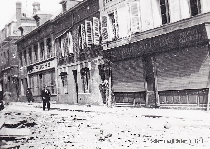 Rue de Paris et magasins la Ruche et Aux Forges de l'Ouest à Sotteville-lès-Rouen, démolition et gravats après le bombardement du 19 avril 1944 pendant la seconde guerre mondiale.