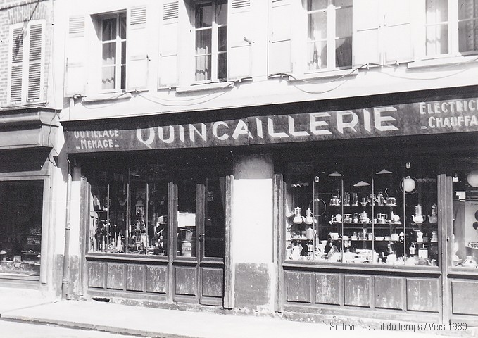 Vitrine de la quincaillerie Aux Forges de l'Ouest à Sotteville-lès-Rouen, dans les années 60