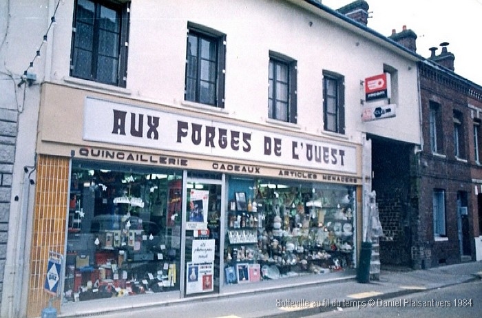 Rue de Paris, vitrine du magasin Aux Forges de l'Ouest à Sotteville-lès-Rouen (quincaillerie, cadeaux, articles ménagers) © Daniel Plaisant vers 1984 