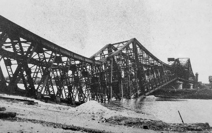 Le Viaduc d'Eauplet, dit pont aux Anglais à Sotteville-lès-Rouen bombardé et tombé dans la Seine