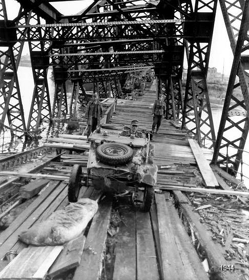 Le Viaduc d'Eauplet, dit pont aux Anglais à Sotteville-lès-Rouen : passage sur le tablier de planches pendant la seconde guerre mondiale.