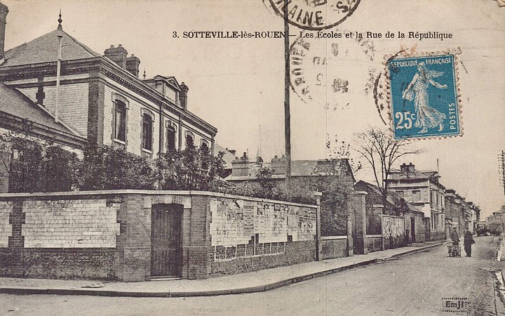 Vieille carte postale de l'ancienne rue de la République et école Michelet (disparues) à Sotteville-lès-Rouen