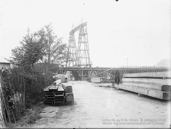 Chantier de construction du nouveau Viaduc d'Eauplet, dit Pont aux Anglais sur la Seine à Sotteville-lès-Rouen. Chemin du halage au premier plan.