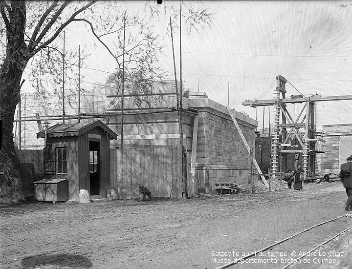 Construction de la pile du nouveau Viaduc d'Eauplet, dit Pont aux Anglais, sur la Seine à Sotteville-lès-Rouen. Chemin du halage au premier plan.