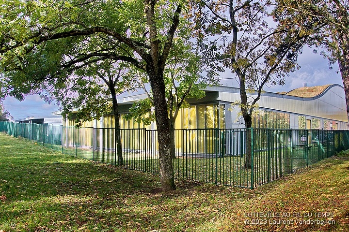 Les toits ondulés et végétalisés des ateliers du lycée Marcel Sembat à Sotteville-lès-Rouen après réaménagement.