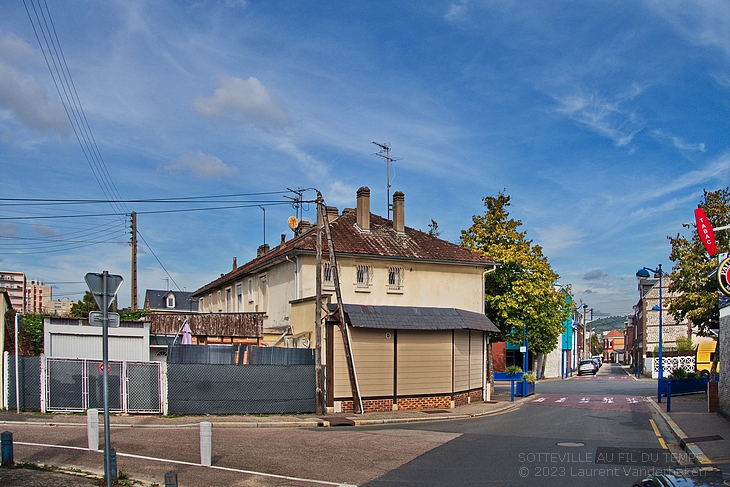 La rue Louis Pasteur débouche dans la rue Béranger, au premier plan. Au fond, la rue Hyacinthe Ménagé, aujourd'hui renommée rue Pierre Mendès-France sur le tronçon allant de la place Charles de Gaulle à la place de l'Hôtel de Ville. Sotteville-lès-Rouen.