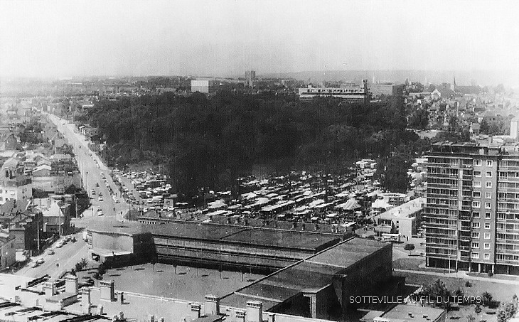 Le marché s'installe sur la nouvelle place de l'Hôtel de Ville de Sotteville-lès-Rouen