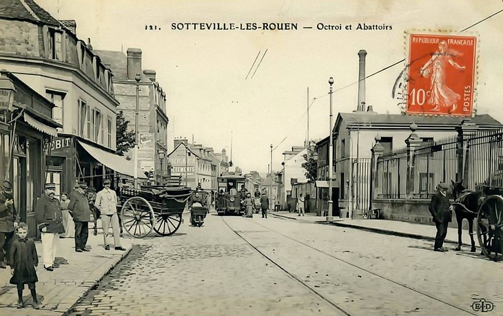Carte postale ancienne de la place Voltaire à sotteville-lès-rouen -abattoirs et tramway.