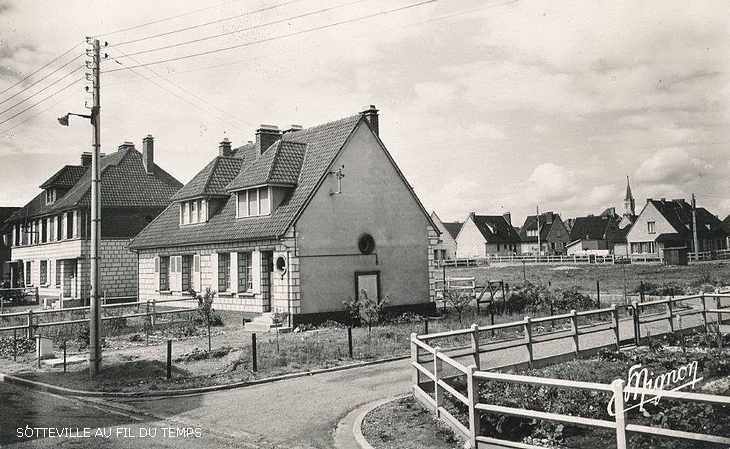 À l'angle de la place Curie et de la rue Marcelin Berthelot à Sotteville-lès-Rouen