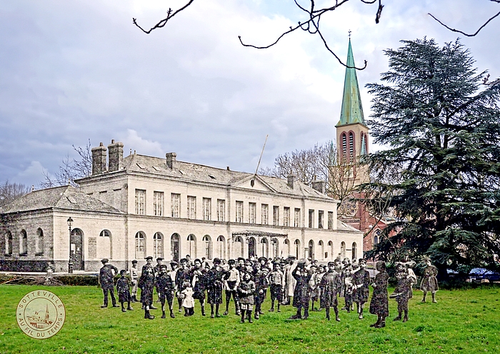 L'ancienne mairie, insérée à sa place d'avant-guerre, devant l'église N.D. de l'Assomption à Sotteville-lès-Rouen