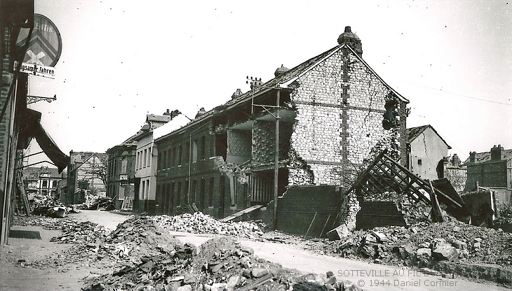 Bombardements de la Seconde Guerre mondiale rue Léon Salva à Sotteville-lès-Rouen. Maisons détruites et tas de gravats.
