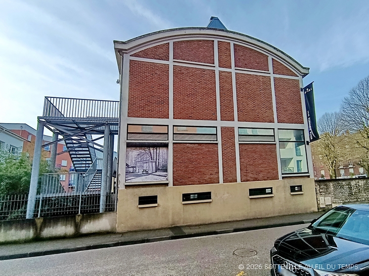 le magasin du dépôt du tramway, devenu aujourd'hui le FRAC, Fonds Régional d'Art Contemporain. Sotteville-lès-Rouen