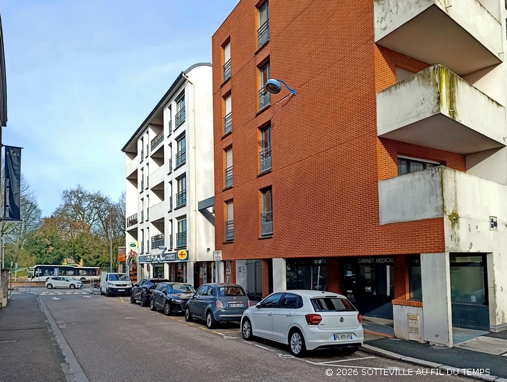 Des immeubles ont remplacé l'Hôtel du Cheval Noir, rue de Trianon, à Sotteville-lès-Rouen.