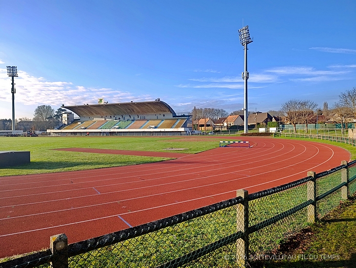 Retrait du tartan rouge de la piste d'athlétisme de Sotteville-lès-Rouen.
