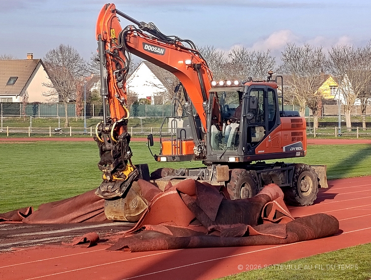 2026 : Travaux de la piste d'athlétisme du stade de Sotteville-lès-Rouen.