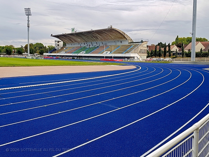 La nouvelle piste d'athlétisme, bleue, du stade Jean Adret de Sotteville-lès-Rouen. Prête à accueillir le meeting international d'athlétisme.